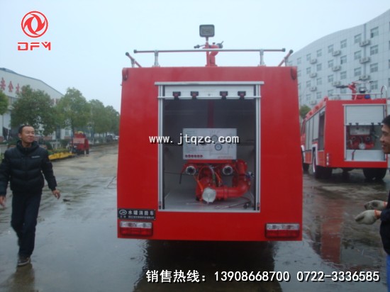 東風(fēng)水罐消防車后面